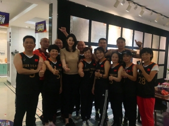剛零封美國(guó)就點(diǎn)讚焦作美陶？！中國(guó)女排好樣兒！